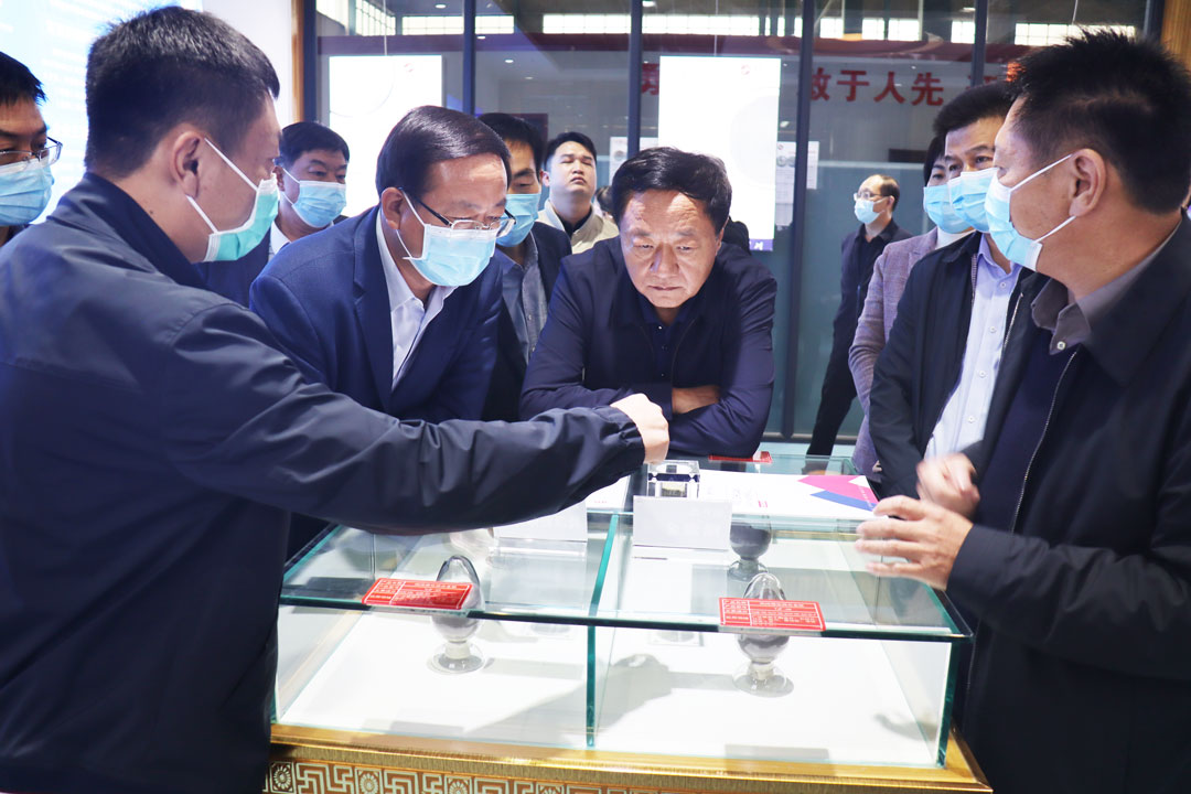 河南省委统战部副部长、省工商联党组书记曾垂瑞带领调研组莅临颍川新材料(图3)