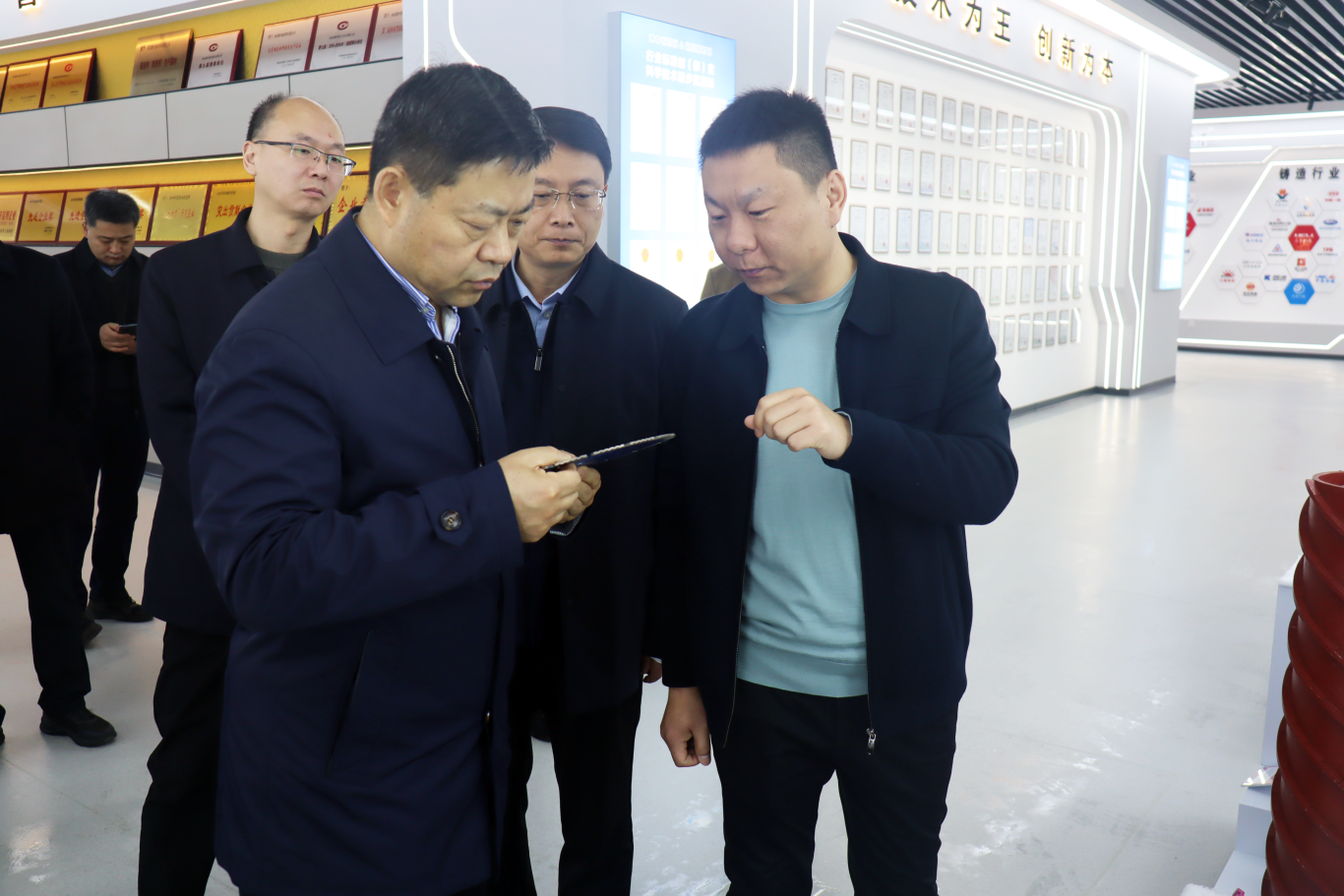 漯河市委副书记贾宏宇莅临颍川新材料调研(图4)